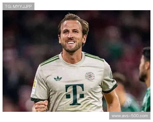 凯恩点球破门后与队友拥抱，德甲22罚全中纪录